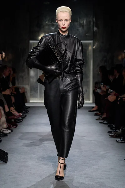 Look 18